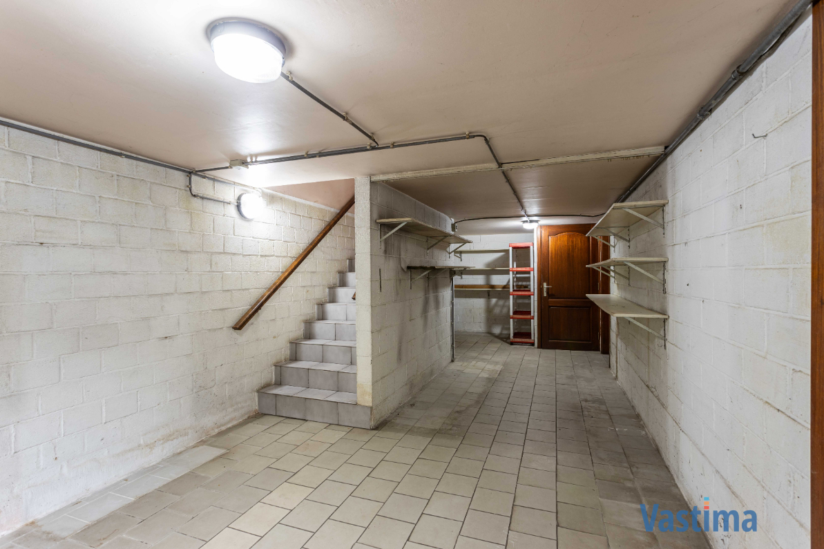 Immo Vastima - Huis Te koop Nieuwerkerken - Ruime halfopen bungalow met grote kelder, 3 slaapkamers en zonnige tuin